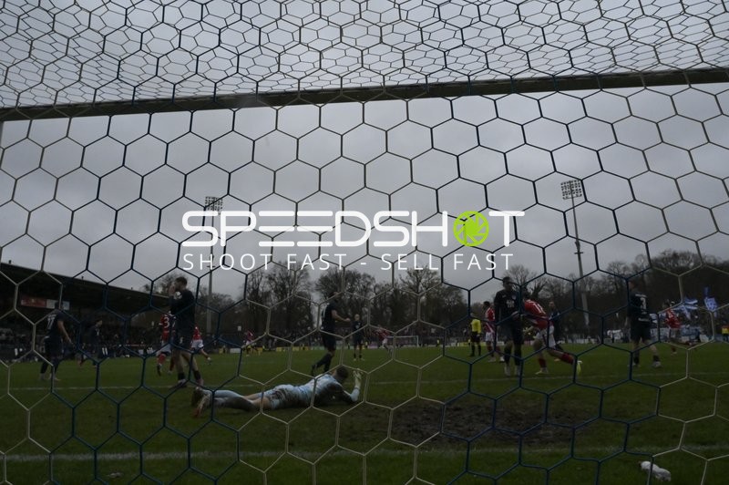 Torwart am Boden im Strafraum