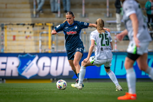 Zweikampf zwischen Svenja Vöhringer (34; TSG Hoffenheim) und Vivien Endemann (25; VFL Wolfsburg)