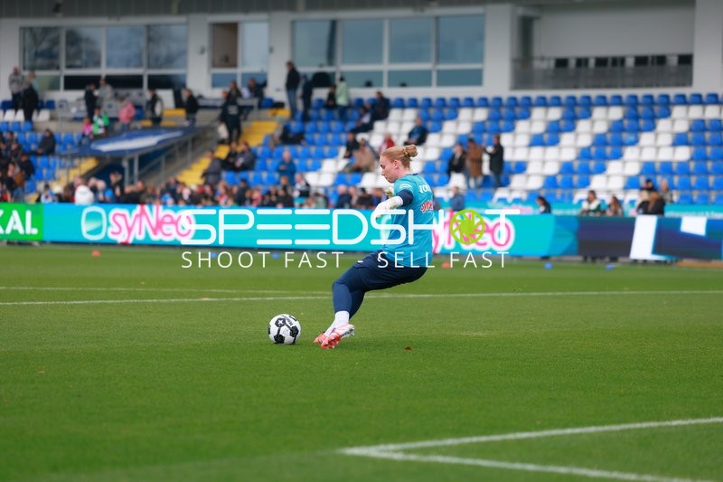 Torwart Laura Dick (1; TSG Hoffenheim Frauen) spielt Ball