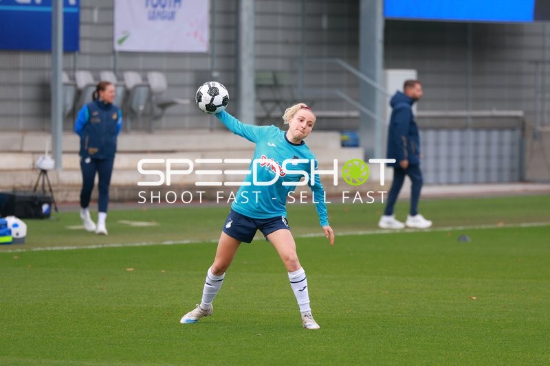 Spielerin wirft Ball