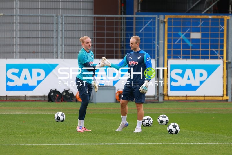 Torwart Laura Dick (1; TSG Hoffenheim Frauen) beim Training