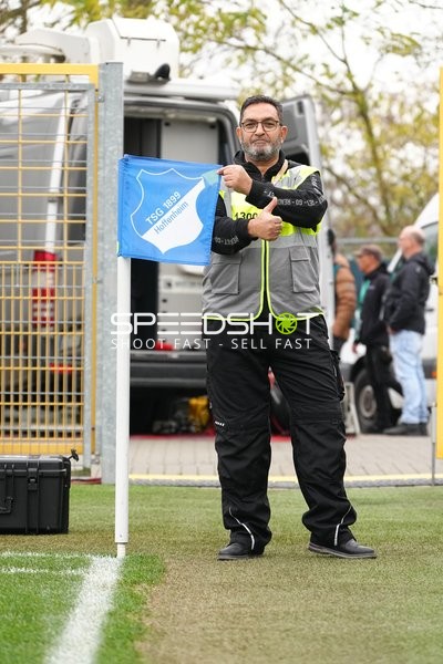 Offizieller an Eckfahne