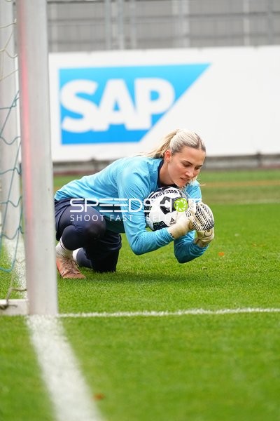 Torwart sichert Ball