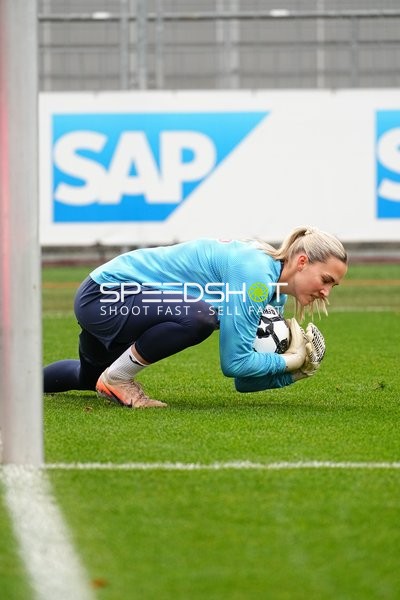 Torwart sichert Ball