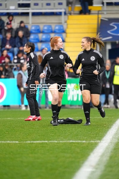 Schiedsrichterinnen auf dem Feld