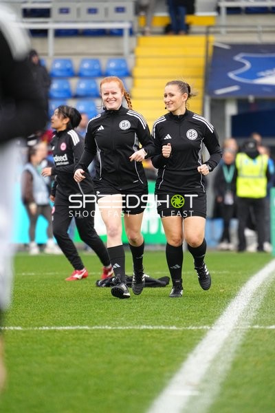 Schiedsrichterinnen beim Aufwärmen