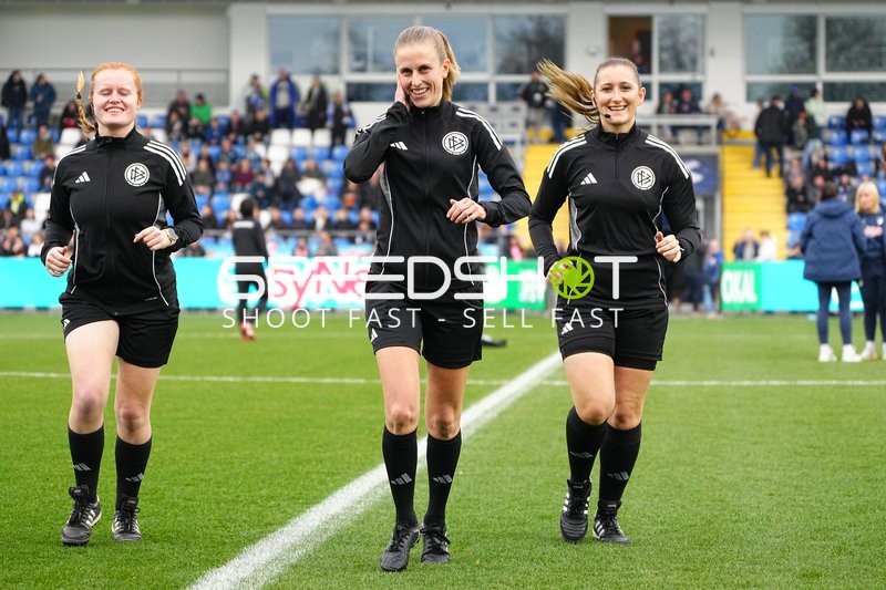 Schiedsrichterinnen laufen gemeinsam