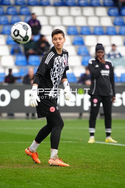 Torwart Lina Altenburg (12; Eintracht Frankfurt) in Aktion