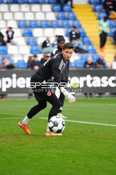 Torwart Lina Altenburg (12; Eintracht Frankfurt) in Aktion