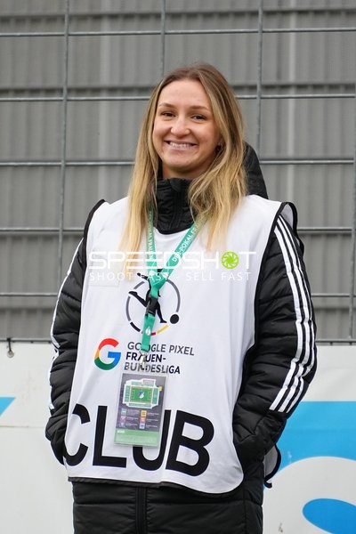 Person mit DFB-Pokal-Ausweis