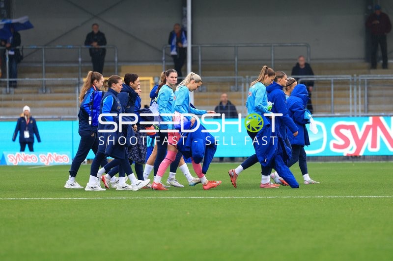 Spielerinnen verlassen Spielfeld