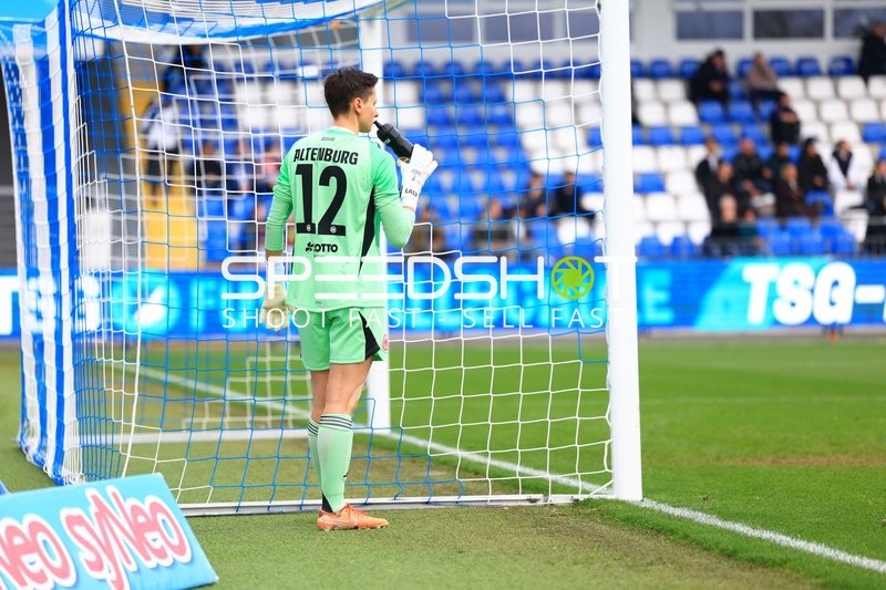 Torwart Lina Altenburg (12; Eintracht Frankfurt) am Tor
