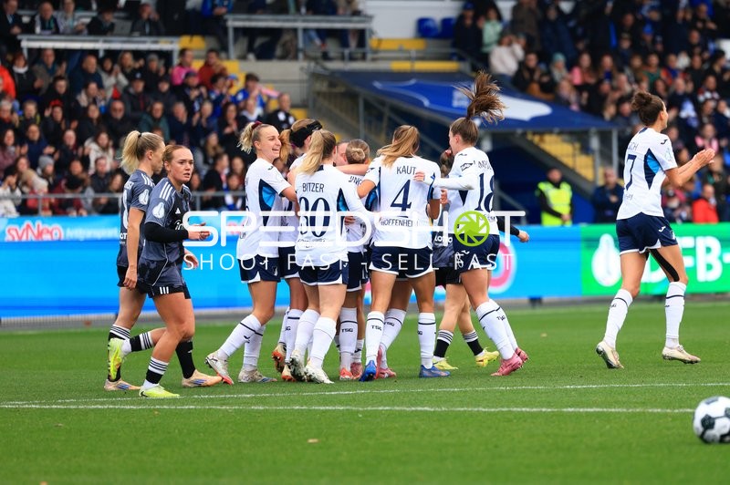 Spielerinnen feiern Tor