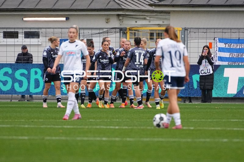 Spieler feiern Torerfolg