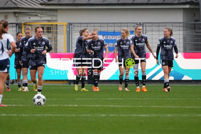 Spieler von Eintracht Frankfurt laufen