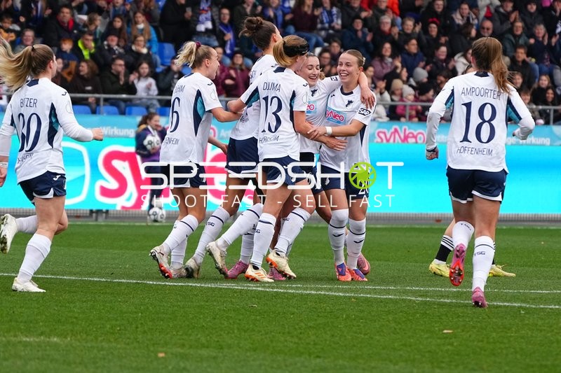 Spielerinnen feiern Tor