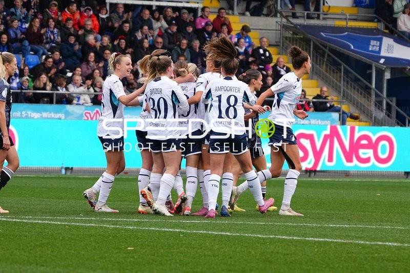 Spieler feiern gemeinsam