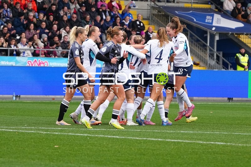 Spieler feiern gemeinsam