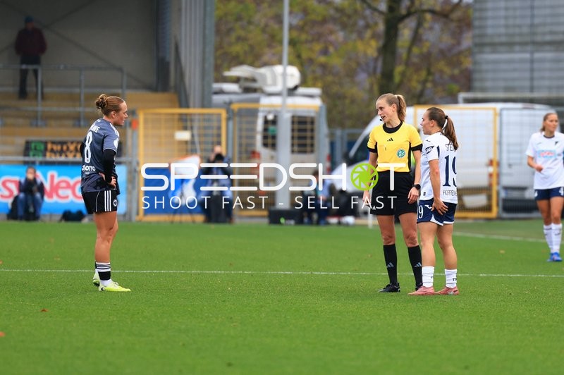 Schiedsrichterin im Gespräch