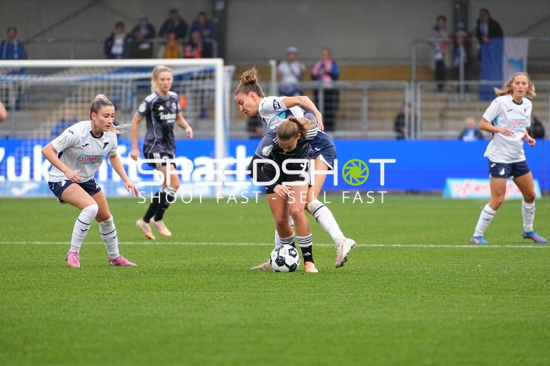 Spieler kämpfen um Ball