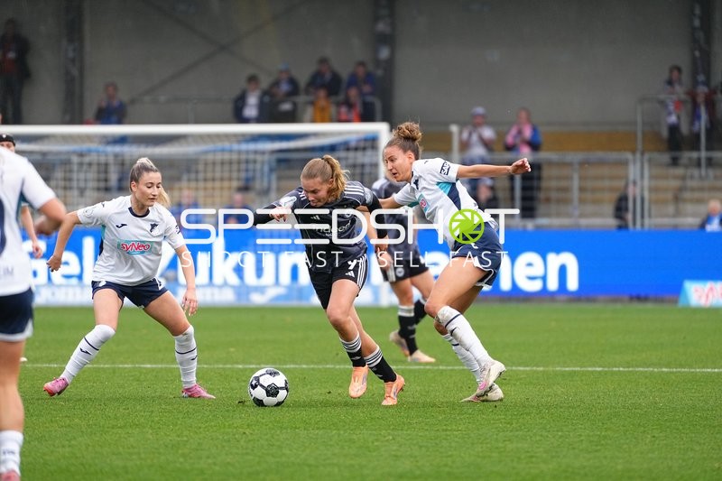 Spieler kämpfen um Ball