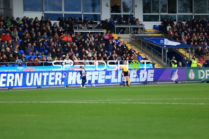 Ballmädchen und Linienrichterin