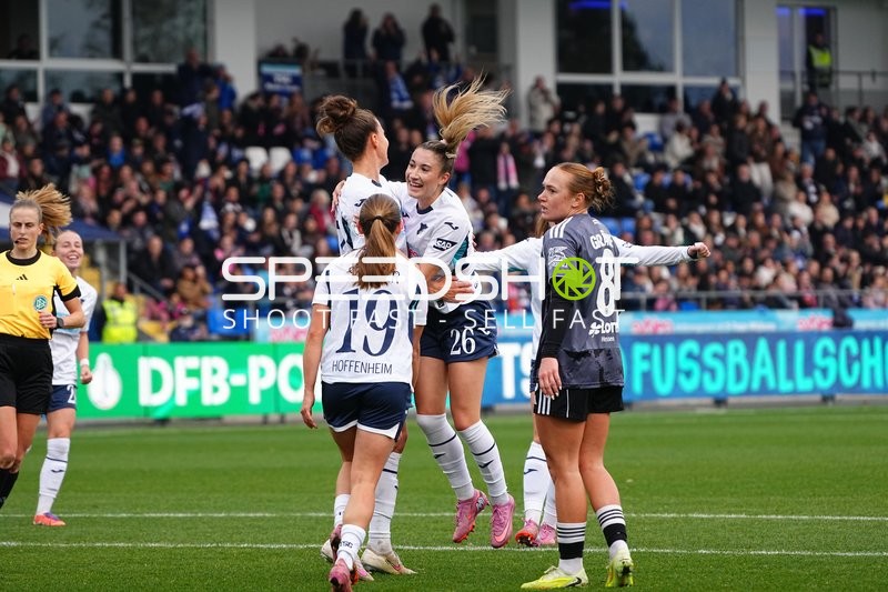 Spielerinnen feiern Tor