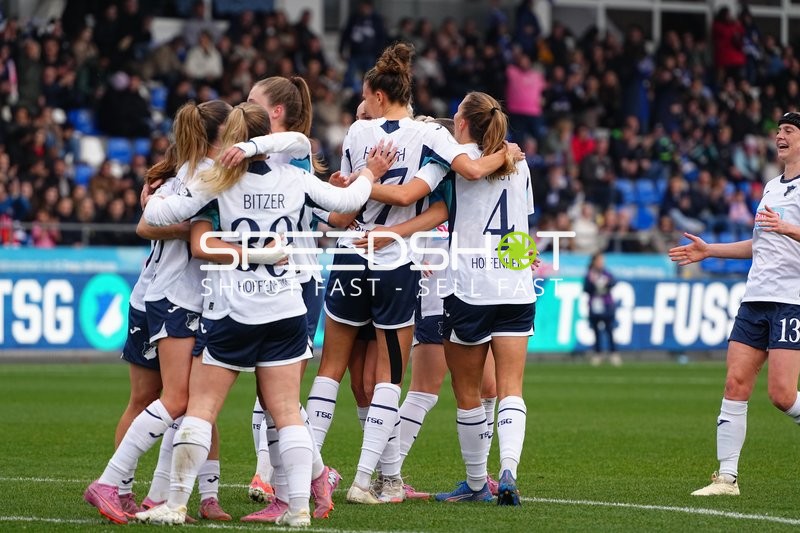 Spieler feiern gemeinsam