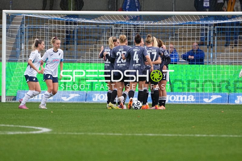 Spielerinnen beobachten Jubel