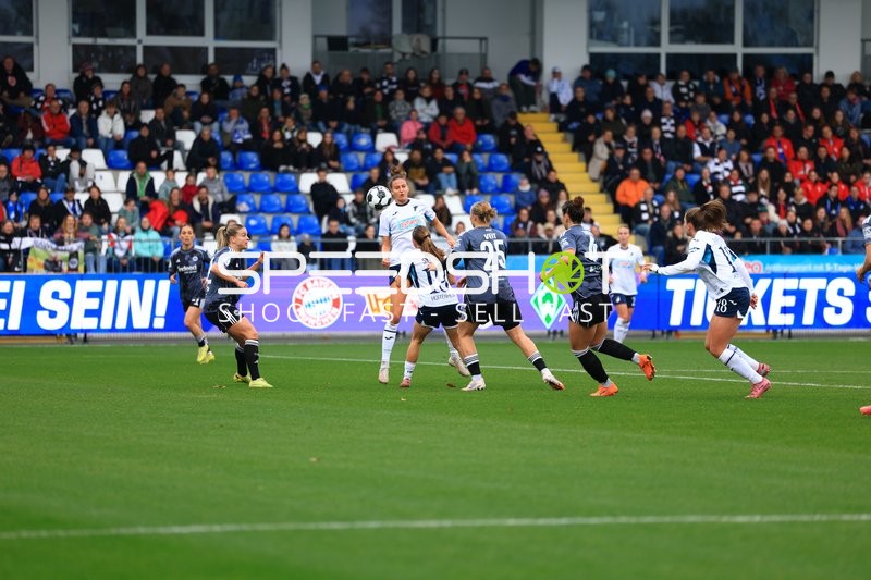 Zweikampf um Kopfball