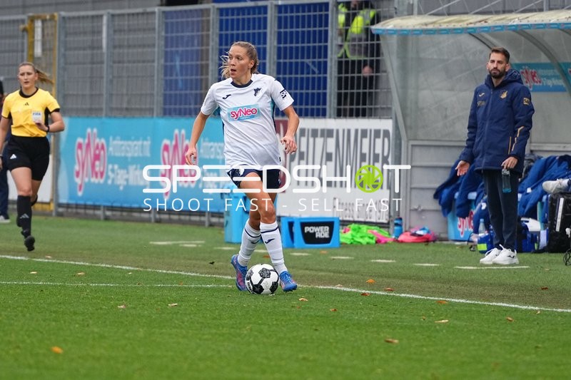 Spielszene mit Ball und Trainer