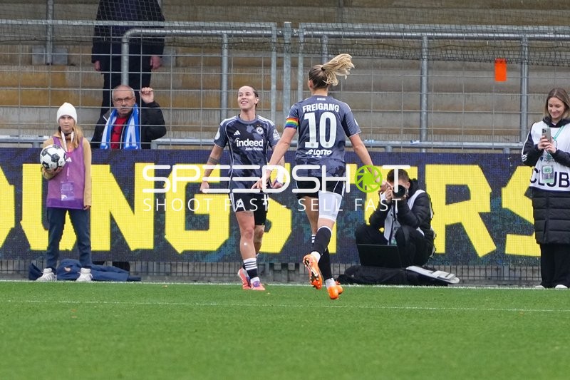 Begrüßung auf dem Spielfeld