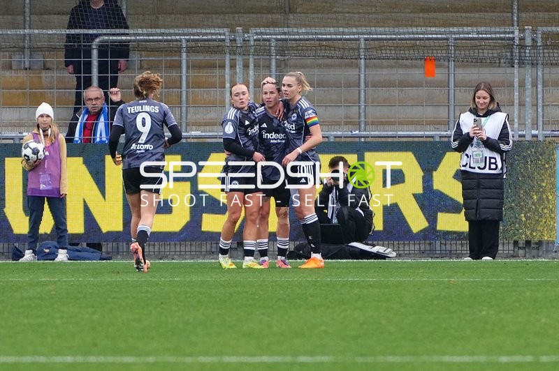 Spielerinnen feiern Tor