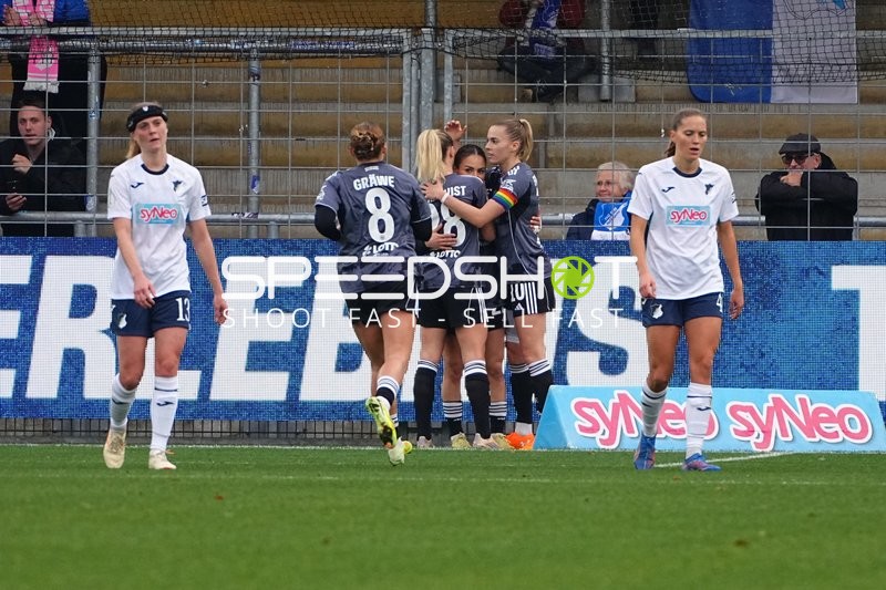 Spieler feiern Torerfolg