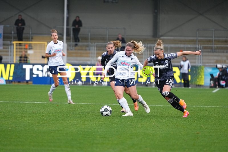 Spieler im Zweikampf um Ball