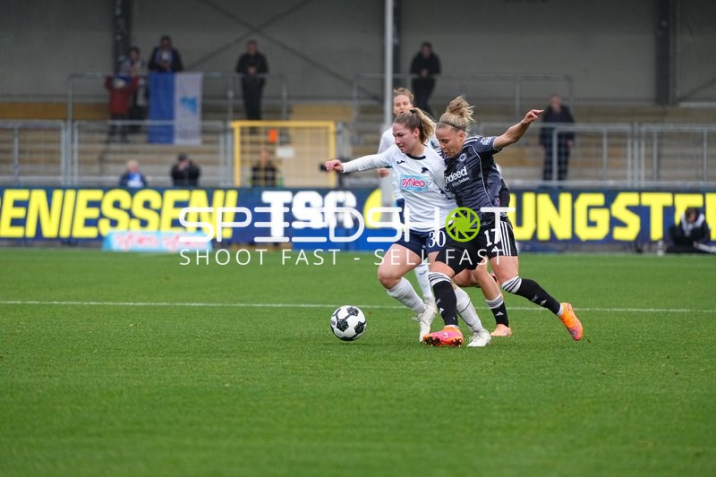 Intensiver Zweikampf um Ball