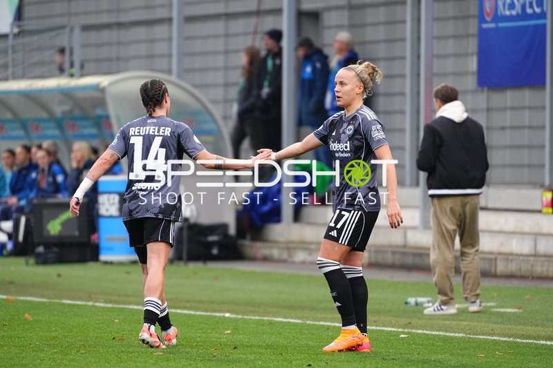 Spielerinnen geben Hand