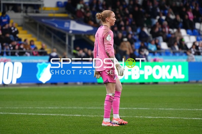 Torwart Laura Dick (1; TSG Hoffenheim Frauen) in Aktion