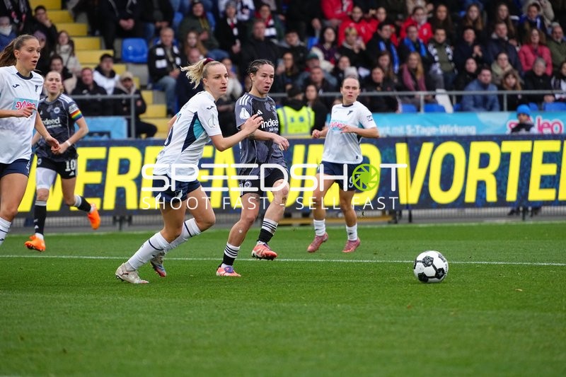 Spieler kämpfen um Ball