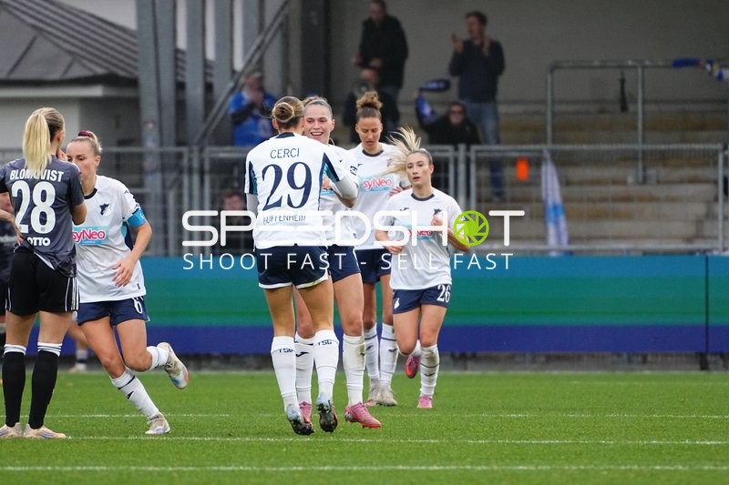 Spieler feiern Torerfolg