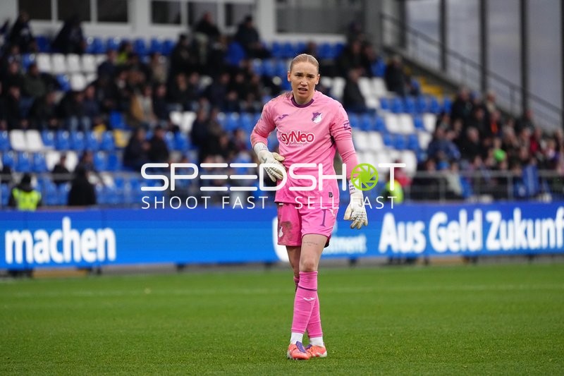 Torwart Laura Dick (1; TSG Hoffenheim Frauen) in Aktion