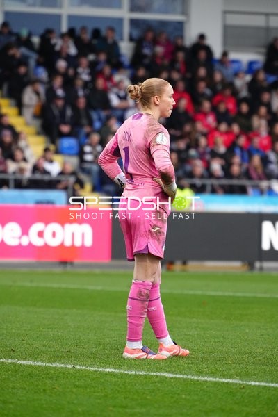 Torwart Laura Dick (1; TSG Hoffenheim Frauen) in Position