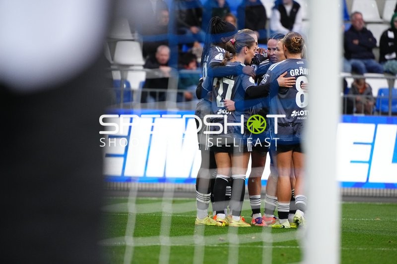 Spieler feiern gemeinsam