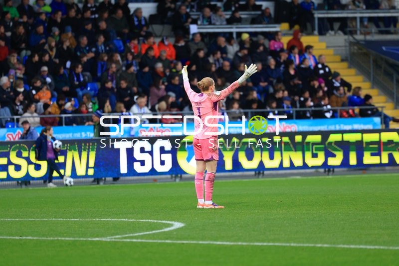 Torwart Laura Dick (1; TSG Hoffenheim Frauen) im Strafraum