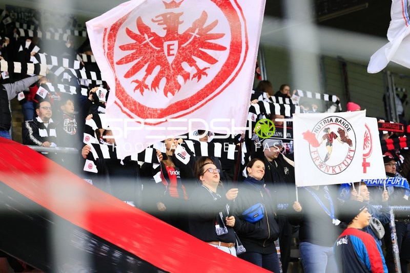 Fans zeigen Unterstützung