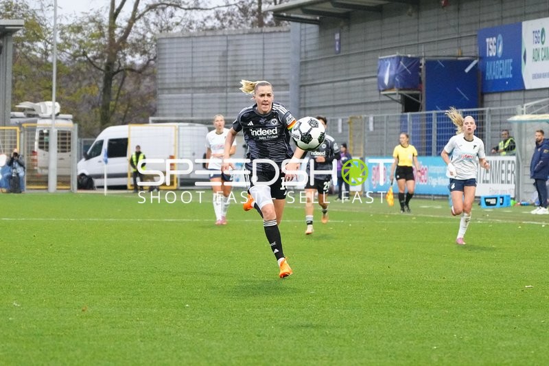 Spieler laufen dem Ball entgegen