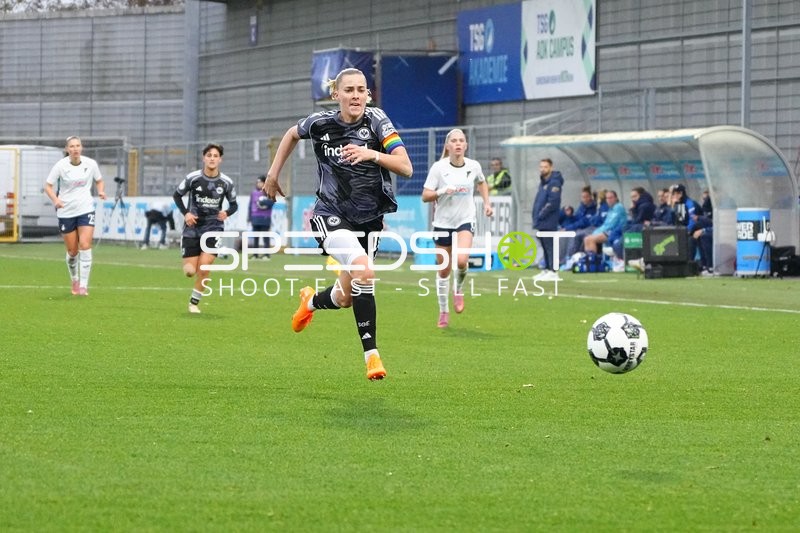 Spieler sprinten dem Ball entgegen