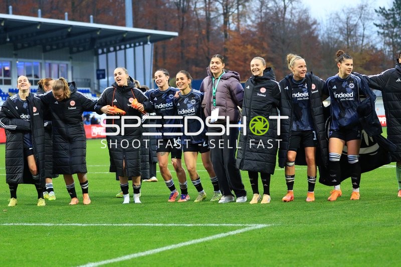 Spielerinnen posieren gemeinsam