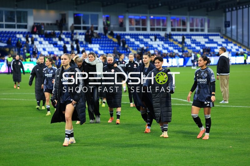 Spielerinnen verlassen Spielfeld