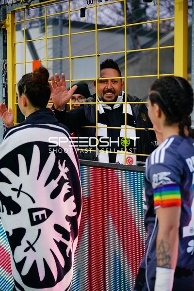 Fans begrüßen sich am Zaun